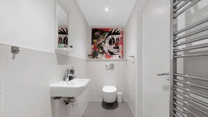 Hair dryer - Hermitage Rd N4, Manor House | Ground floor (London)