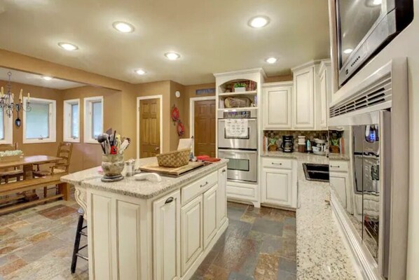 Réfrigérateur, four à micro-ondes, un four, surface de cuisson