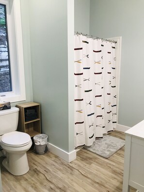 Ensemble douche/baignoire, serviettes fournies, savon, shampoing