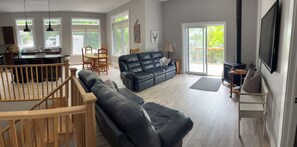 Smart TV, fireplace, DVD player, books - Waterfront Cottage in the Woods/5bedrooms large Dock (Ompah)