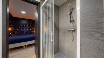 Douche, sèche-cheveux, serviettes fournies, papier toilette