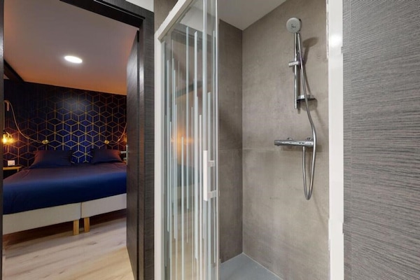 Shower, hair dryer, towels, toilet paper