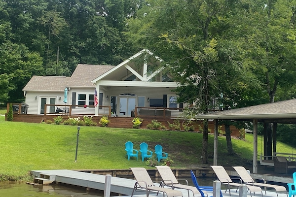 Welcome to The Water’s Edge. This great house is only 35 min. to AU University!