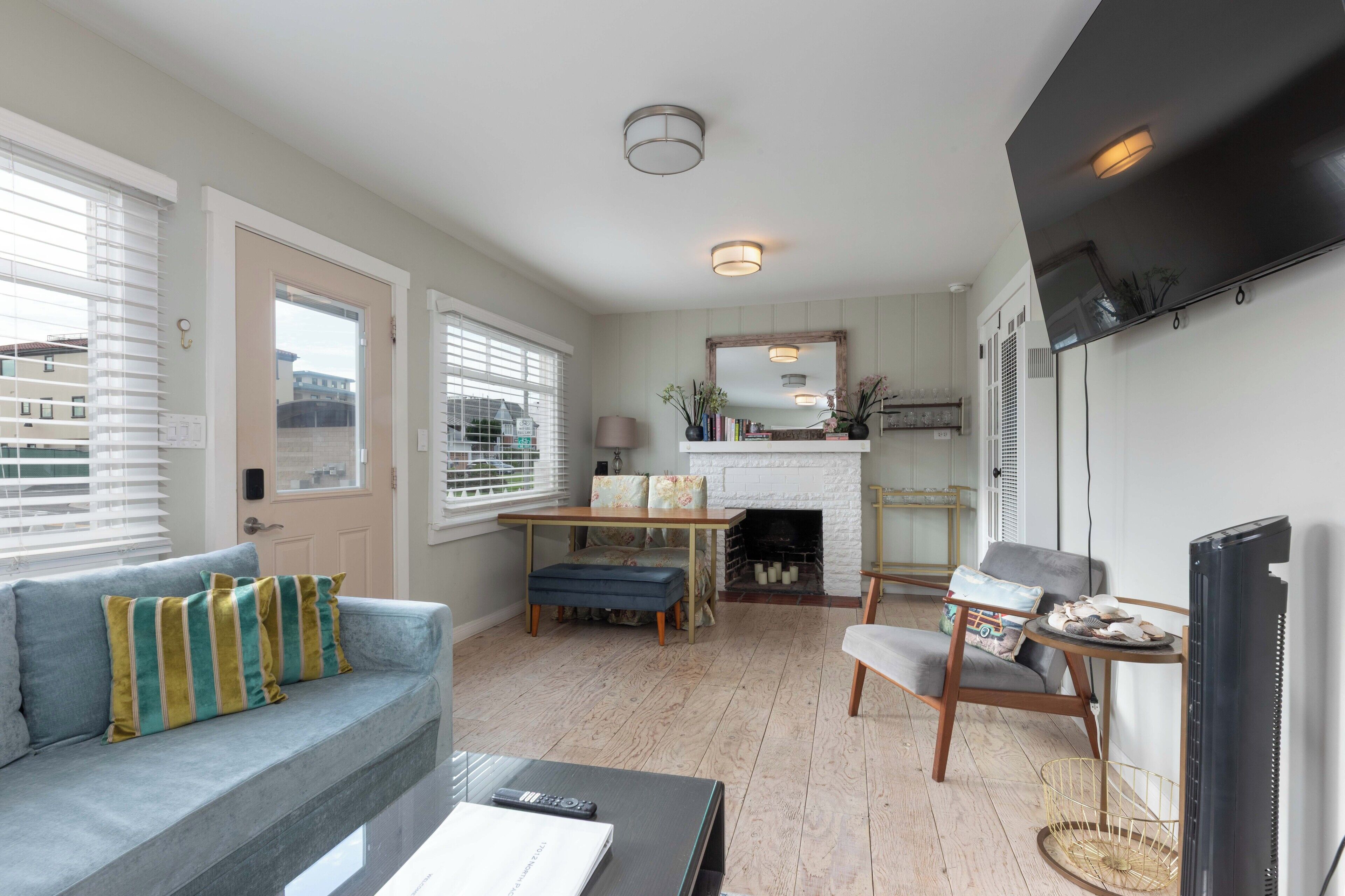 テレビ、暖炉、書庫