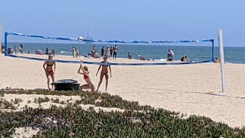Plage à proximité, chaises longues, serviettes de plage