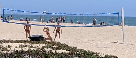 Beach nearby, sun loungers, beach towels