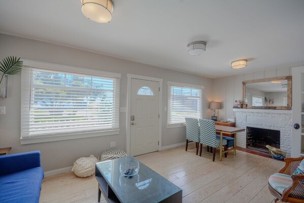 Televisión, chimenea, libros