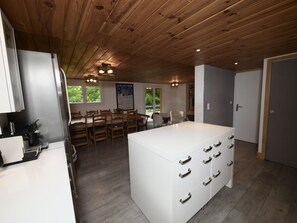 Een koelkast, een oven, een kookplaat, een vaatwasser