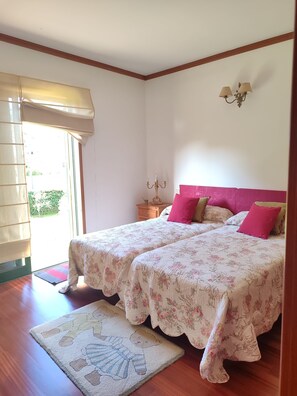 3 quartos, ferros/tábuas de passar roupa, roupa de cama