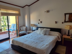 3 quartos, ferros/tábuas de passar roupa, roupa de cama
