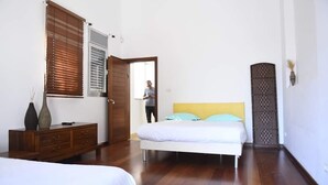 A bedroom with a bed, a dresser, a window with blinds, and a door. - Casa de la familia (Eilat)