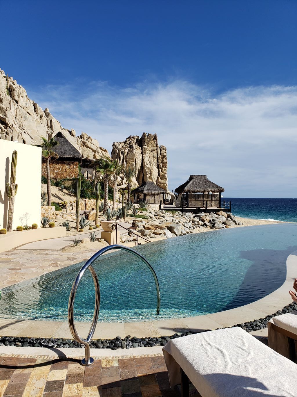 Una piscina al aire libre, una piscina infinita