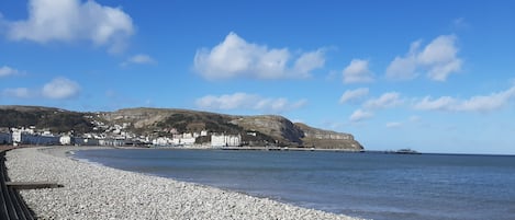 Una spiaggia nelle vicinanze