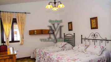 4 slaapkamers, een bureau, een strijkplank/strijkijzer, gratis wifi