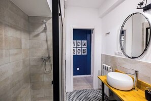 Articles de toilette (gratuits), séchoir à cheveux, serviettes fournies
