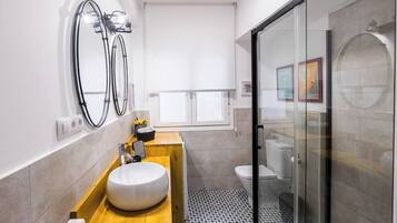 Sèche-cheveux, serviettes fournies