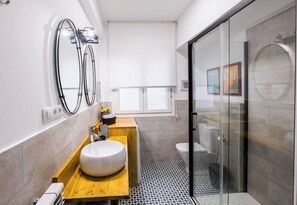 Gratis toiletartikelen, een haardroger, handdoeken