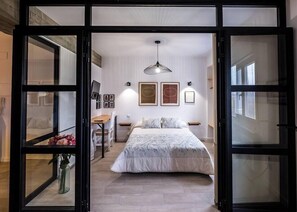 2 chambres, chambres insonorisées, fer et planche à repasser