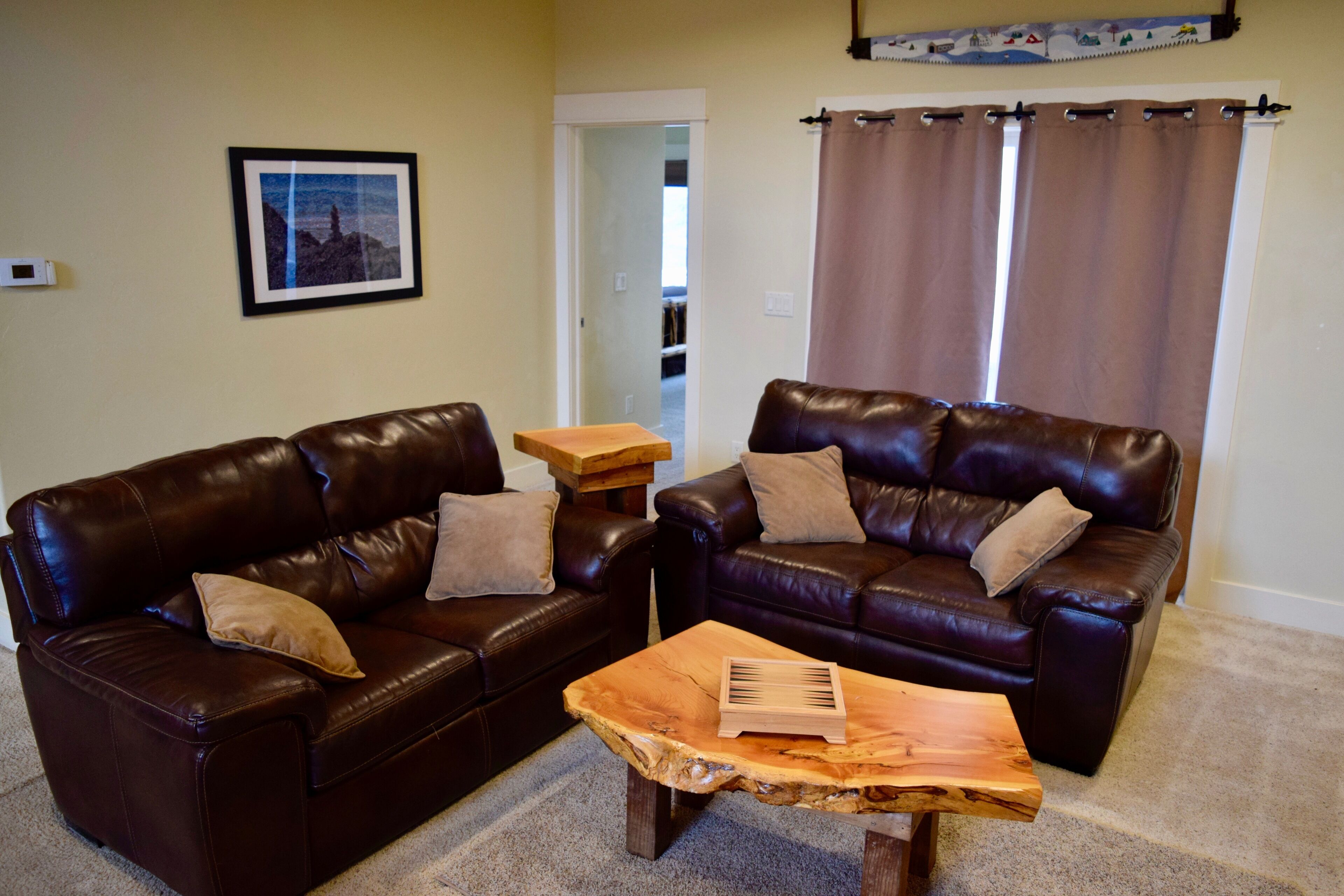 Télévision, lecteur de DVD, livres, médiathèque