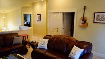 Una televisión, un reproductor de DVD, libros, una biblioteca de música