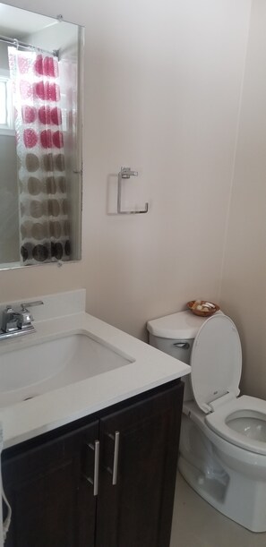 Zimmer, Mehrere Betten | Badezimmer | Kostenlose Toilettenartikel, Haartrockner, Handtücher