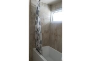 Deep soaking bathtub - Apsley Inn & Restaurant (North Kawartha)