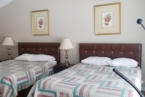 Desk, iron/ironing board, free WiFi - Apsley Inn & Restaurant (North Kawartha)