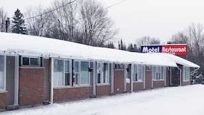 Unclassified image, 3 of 30, button - Apsley Inn & Restaurant (North Kawartha)