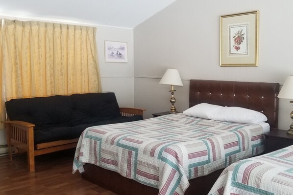 Desk, iron/ironing board, free WiFi - Apsley Inn & Restaurant (North Kawartha)