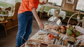 Tägliches Frühstücksbuffet (15 EUR pro Person)