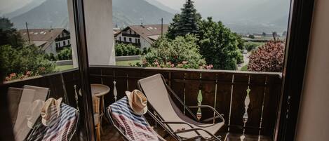 Panoramic-Vierbettzimmer, Bergblick, Eckzimmer | Blick vom Balkon