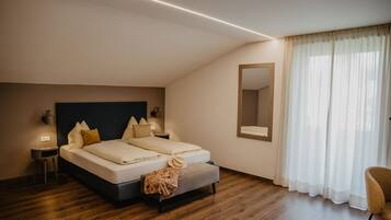 Panoramic-Vierbettzimmer, Bergblick, Eckzimmer | Schreibtisch, laptopgeeigneter Arbeitsplatz, Verdunkelungsvorhänge