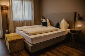 Panoramic Studio, Kitchenette, Mountain View | Desk, laptop workspace, blackout drapes, free WiFi - Pension Feldgärtenhof (Silandro)