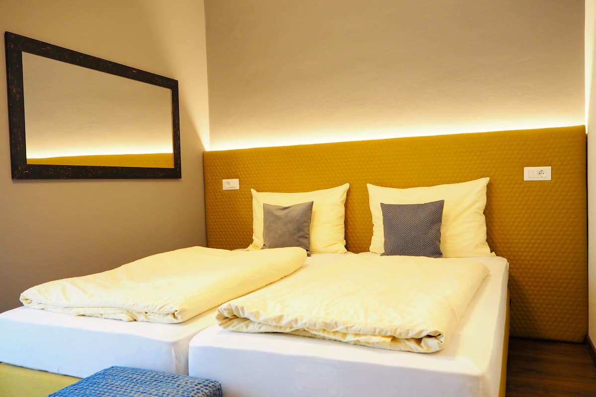 Escritorio, espacio para trabajar con laptop y cortinas blackout