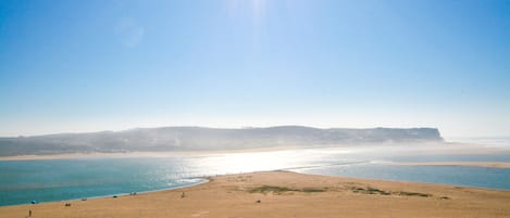 Perto da praia, espreguiçadeiras 