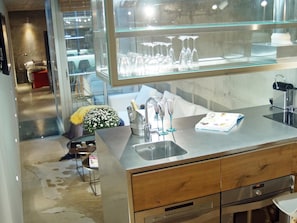 Frigorifero, microonde, forno, piano cottura