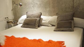 Een kluis op de kamer, een strijkplank/strijkijzer, reisbedje