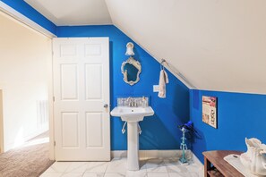 Unclassified image, 2 of 13, button