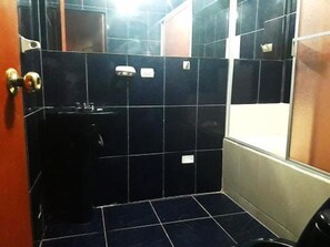 Douche, serviettes fournies, savon, shampoing
