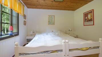 4 bedrooms, WiFi, bed sheets