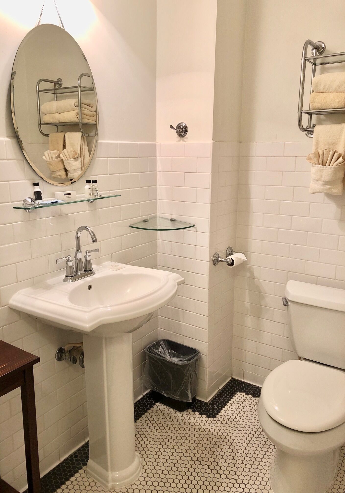 courtyard patio king room | bathroom | combined shower/bathtub, towels