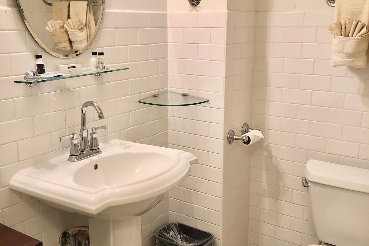 courtyard patio king room | bathroom | combined shower/bathtub, towels