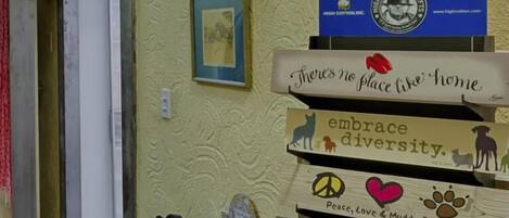 Un pasillo con un letrero que dice "THE VAULT MERCANTILE" y una exhibición de letreros motivacionales.
