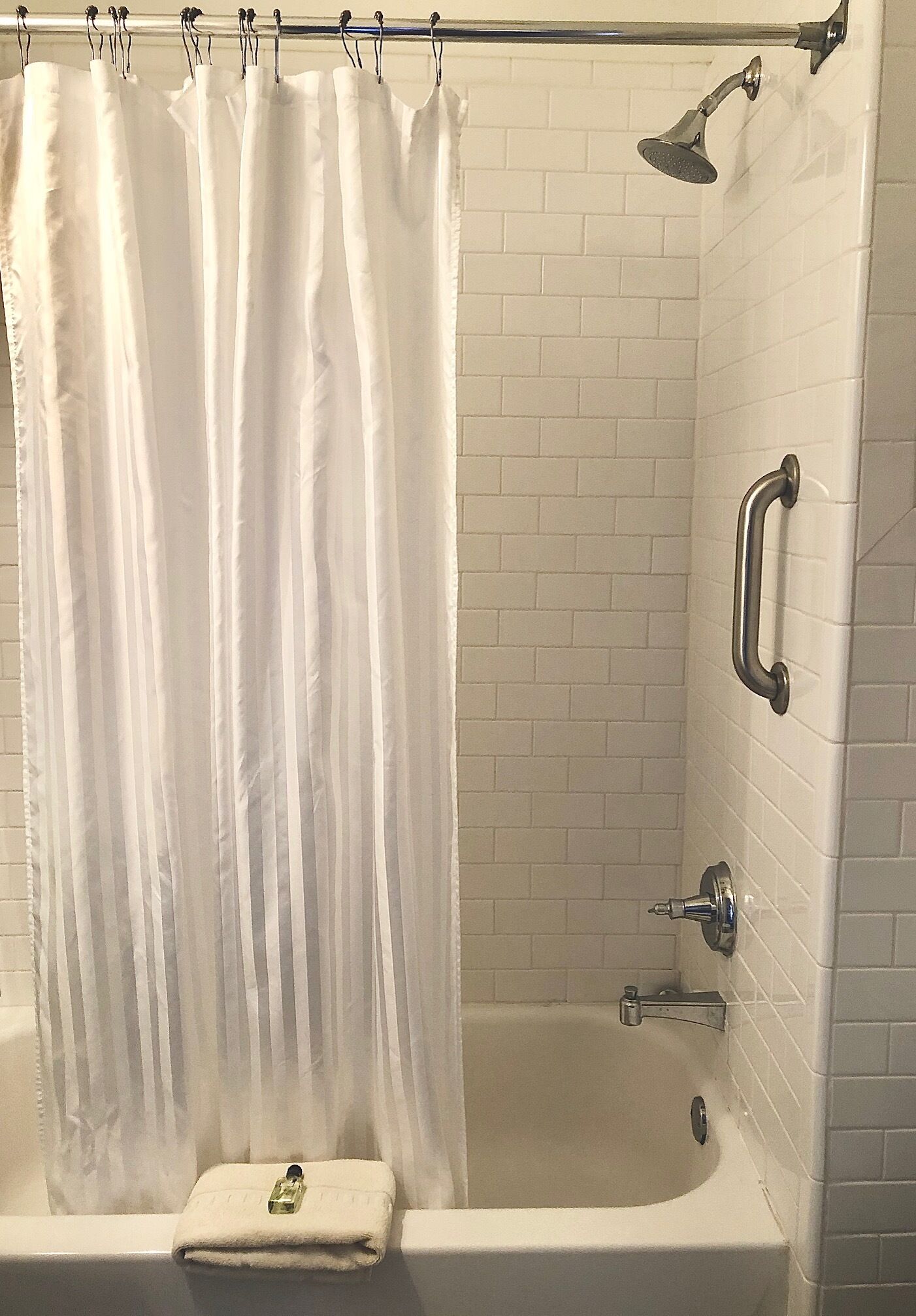 combined shower/bathtub, towels