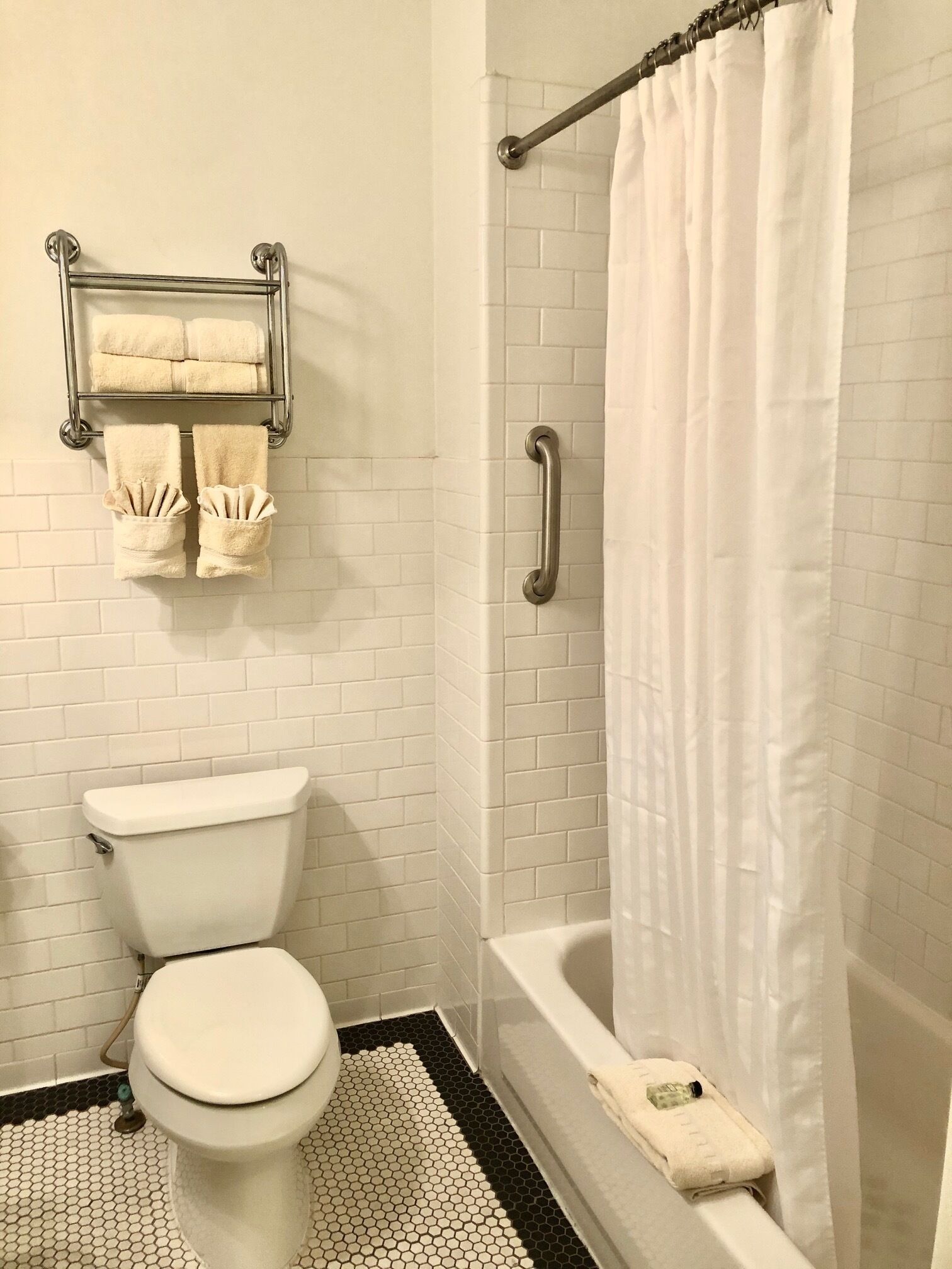 courtyard patio king room | bathroom | combined shower/bathtub, towels