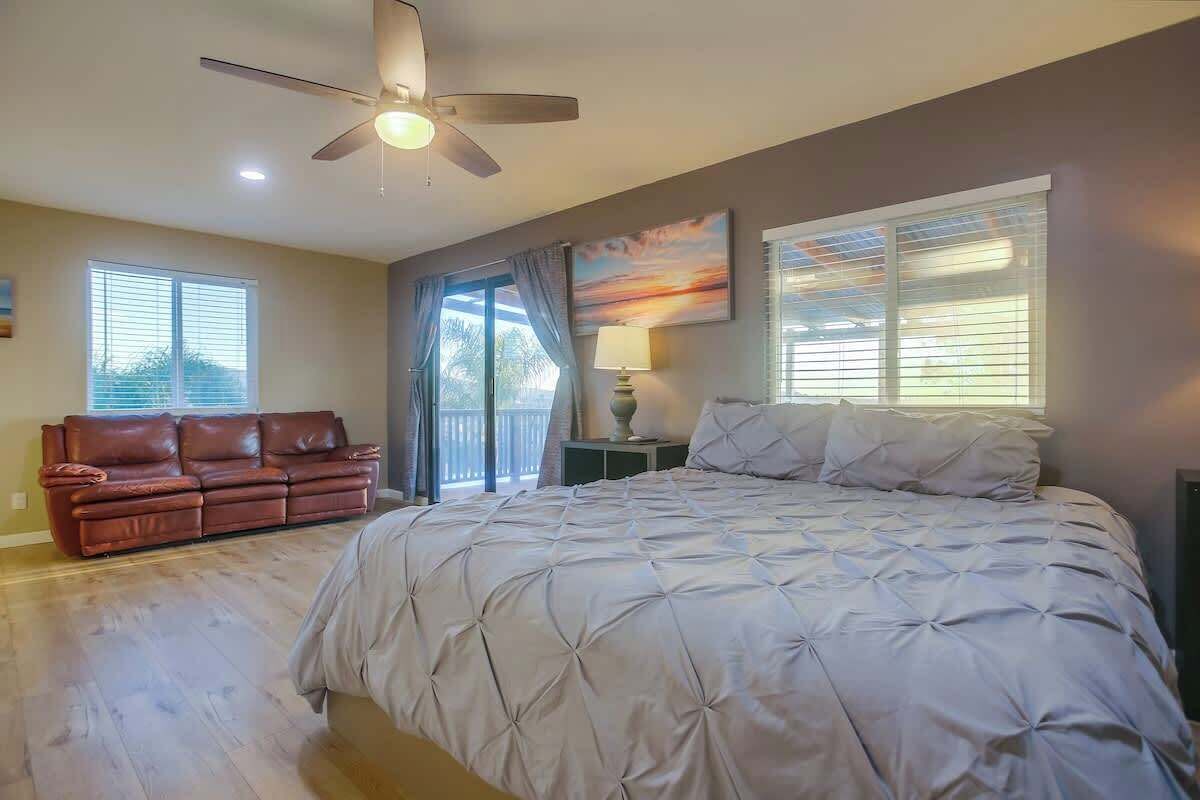 8 quartos, escrivaninha, ferros/tábuas de passar roupa, berço de viagem