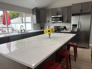 Geladeira, micro-ondas, fogão, cooktop