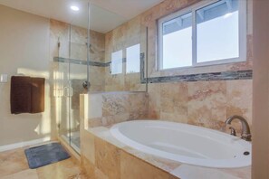 Bathtub, hair dryer, towels - Luxury Estate - Sleep 24 - Infinity Pool & Hot Tub (Vista)