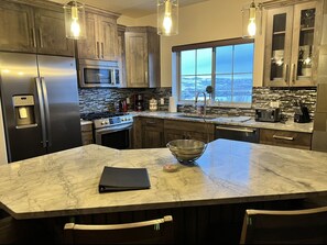 Jääkaappi, mikroaaltouuni, uuni, liesi