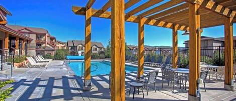 Una piscina al aire libre